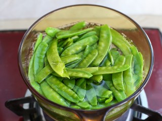 5、荷兰豆炒肉,荷兰豆摘洗干净，锅中烧开水放入几滴食用油和一茶匙盐，接着放入荷兰豆焯煮两分钟