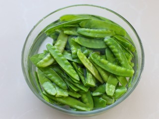 6、荷兰豆炒肉,捞出立刻过凉水，然后沥干水分备用