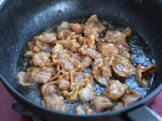 7、荷兰豆炒肉,另起锅放适量食用油烧热后，将腌制好的肉片炒熟盛出备用