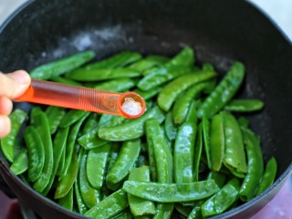 9、荷兰豆炒肉,按照口味调入盐翻炒均匀