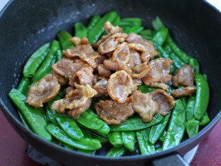 10、荷兰豆炒肉,再放入炒好的肉片