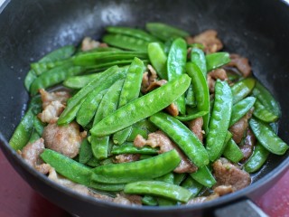 11、荷兰豆炒肉,一起混合炒匀盛出即可