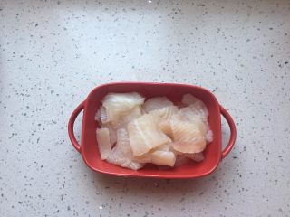 1、家庭版酸菜鱼,巴沙鱼柳解冻,片成3毫米左右厚度的大片