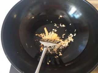 5、家庭版酸菜鱼,热锅热油爆香姜片蒜末