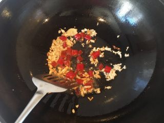 6、家庭版酸菜鱼,加入泡椒炒香