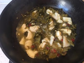10、家庭版酸菜鱼,鱼片变白立即关火倒入大碗中