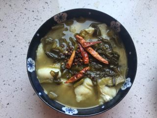 12、家庭版酸菜鱼,将花椒和干辣椒放在酸菜鱼表面