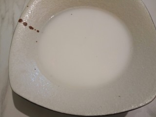 6、#甜味#酒酿圆子鸡蛋羹,加少许清水，把番薯粉拌开