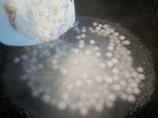 9、#甜味#酒酿圆子鸡蛋羹,煮到小圆子浮起，加入酒酿