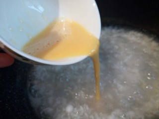 12、#甜味#酒酿圆子鸡蛋羹,最后加入鸡蛋液，也是一边倒一边拌