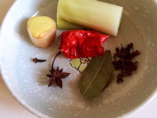 3、家庭改良版牛肉夹馍,准备调料