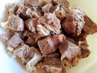 4、家庭改良版牛肉夹馍,牛肉焯水后捞出洗净沥干水分
