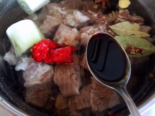 6、家庭改良版牛肉夹馍,放入生抽