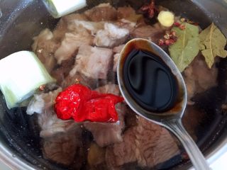 7、家庭改良版牛肉夹馍,放入老抽