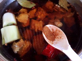 8、家庭改良版牛肉夹馍,放入桂皮粉