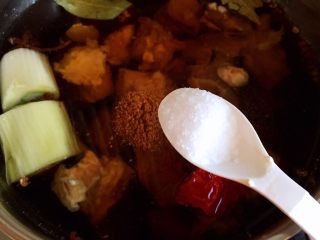 9、家庭改良版牛肉夹馍,放盐，压30分钟