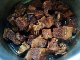 10、家庭改良版牛肉夹馍,30分钟后牛肉已经软烂，浸泡在汤汁中备用