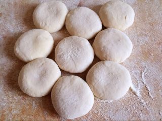 12、家庭改良版牛肉夹馍,揉匀排出空气，分成等份，松弛10分钟