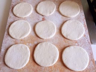 13、家庭改良版牛肉夹馍,擀薄成饼状，二次醒发30分钟