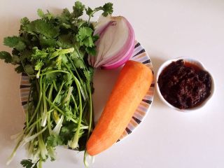 14、家庭改良版牛肉夹馍,等待醒发时准备夹馍的蔬菜和辣酱