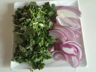 15、家庭改良版牛肉夹馍,香菜切段，紫洋葱切丝