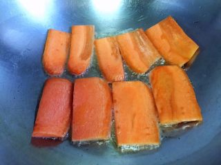 17、家庭改良版牛肉夹馍,胡萝卜用锅煎熟
