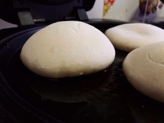 18、家庭改良版牛肉夹馍,发面饼用电饼铛烙熟