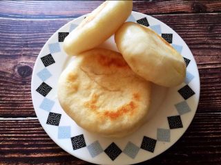 19、家庭改良版牛肉夹馍,饼烙好备用