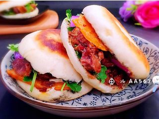 20、家庭改良版牛肉夹馍,将喜欢的蔬菜、辣酱和剁碎的牛肉夹入饼中，美美的开吃吧！