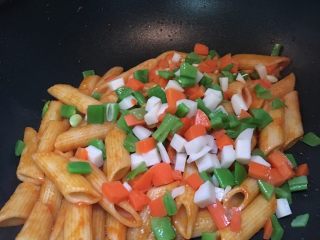 5、“假装米其林”牛排家庭套餐,倒入沥干的蔬菜一起炒（注意，不要放盐）