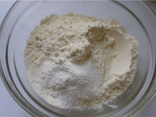 2、自制健康油条,将面粉和油条蓬松剂 ，放于一个大碗里。