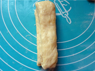 6、自制健康油条,将两个面条叠在一起。