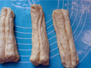 8、自制健康油条,依次将面条做好。