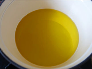 9、自制健康油条,放入适量色拉油在锅里，烧至7成热。