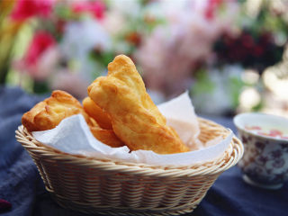 11、自制健康油条,放在厨房吸油纸上，将多余油脂吸去。