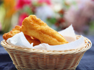 13、自制健康油条,酥脆可口，咬起了嘎吱嘎吱着响。