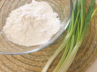 1、迷你葱油饼,备好材料，200g面粉是一人一餐量，5根小葱