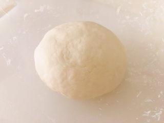 3、迷你葱油饼,用手揉面团，直至面团不再粘手