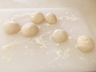 5、迷你葱油饼,将醒发好的面团分成均匀的小面团，每个30g左右