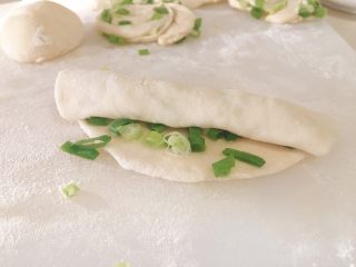 7、迷你葱油饼,将面皮卷起来
