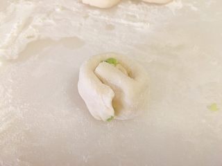 8、迷你葱油饼,盘成一圈，捏合