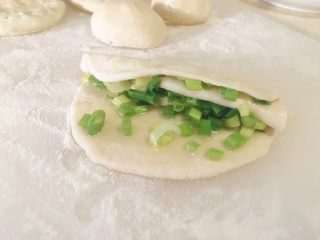 9、迷你葱油饼,或者折叠卷起面皮