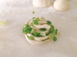 10、迷你葱油饼,盘成一圈，捏合