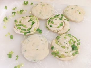 11、迷你葱油饼,用手稍稍按压，再用擀面杖擀成掌心大小的饼，注意薄厚均匀