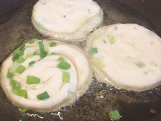 12、迷你葱油饼,平底锅放入适量油，放入饼坯，中小火煎制