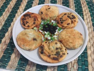 13、迷你葱油饼,煎至两面金黄色就可以盛出啦，蘸上老干妈吃，味道更好哦！