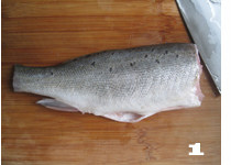 1、14图轻松打造节日餐桌家宴菜——【开屏鲈鱼】,鲈鱼在流动水下清洗干净，沿着鱼身侧鳍的位置切下鱼头，切掉鱼尾。