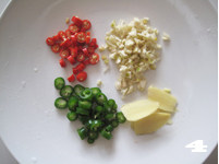 4、14图轻松打造节日餐桌家宴菜——【开屏鲈鱼】,小米辣和朝天椒洗净切碎，蒜切末，姜和大葱切片，香葱切粒备用。