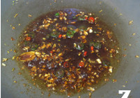 7、14图轻松打造节日餐桌家宴菜——【开屏鲈鱼】,然后放入料酒、酱油、蒸鱼豉油、白砂糖和盐，小火炒至完全融化。