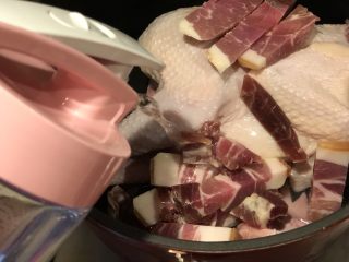 11、一锅两吃-白斩老鸡,加入饮用水，（盖过鸡身）